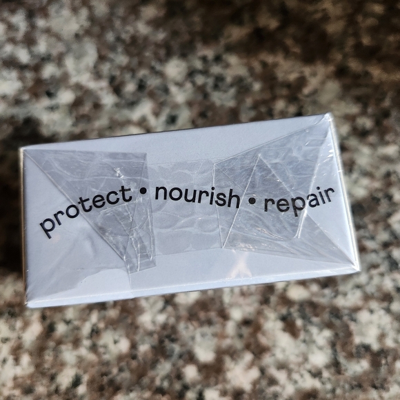 Finn Paw Hero | Natural Revitalizing Dog Paw Balm | Protect, Nourish & Repair - Picture 3 of 3